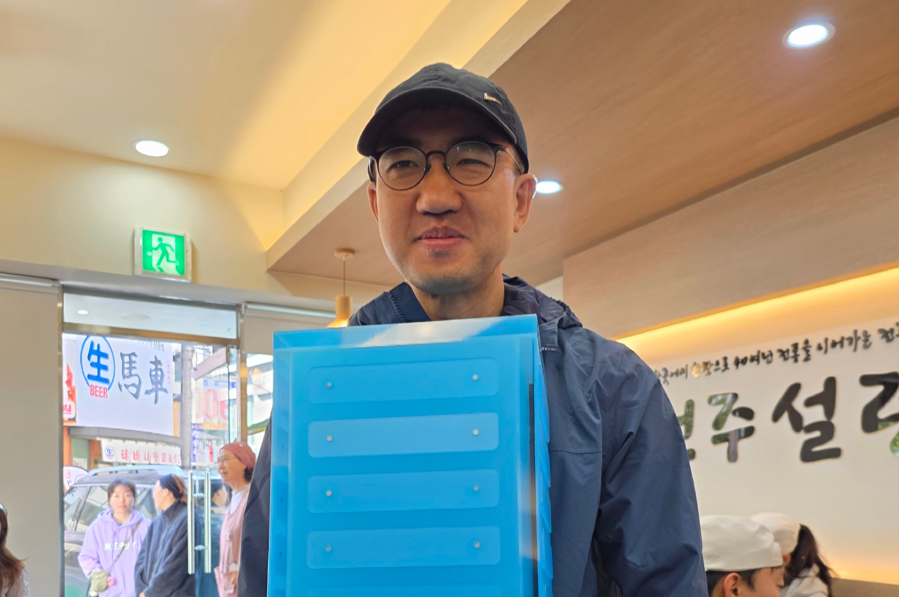 10K run winners receiving their awards