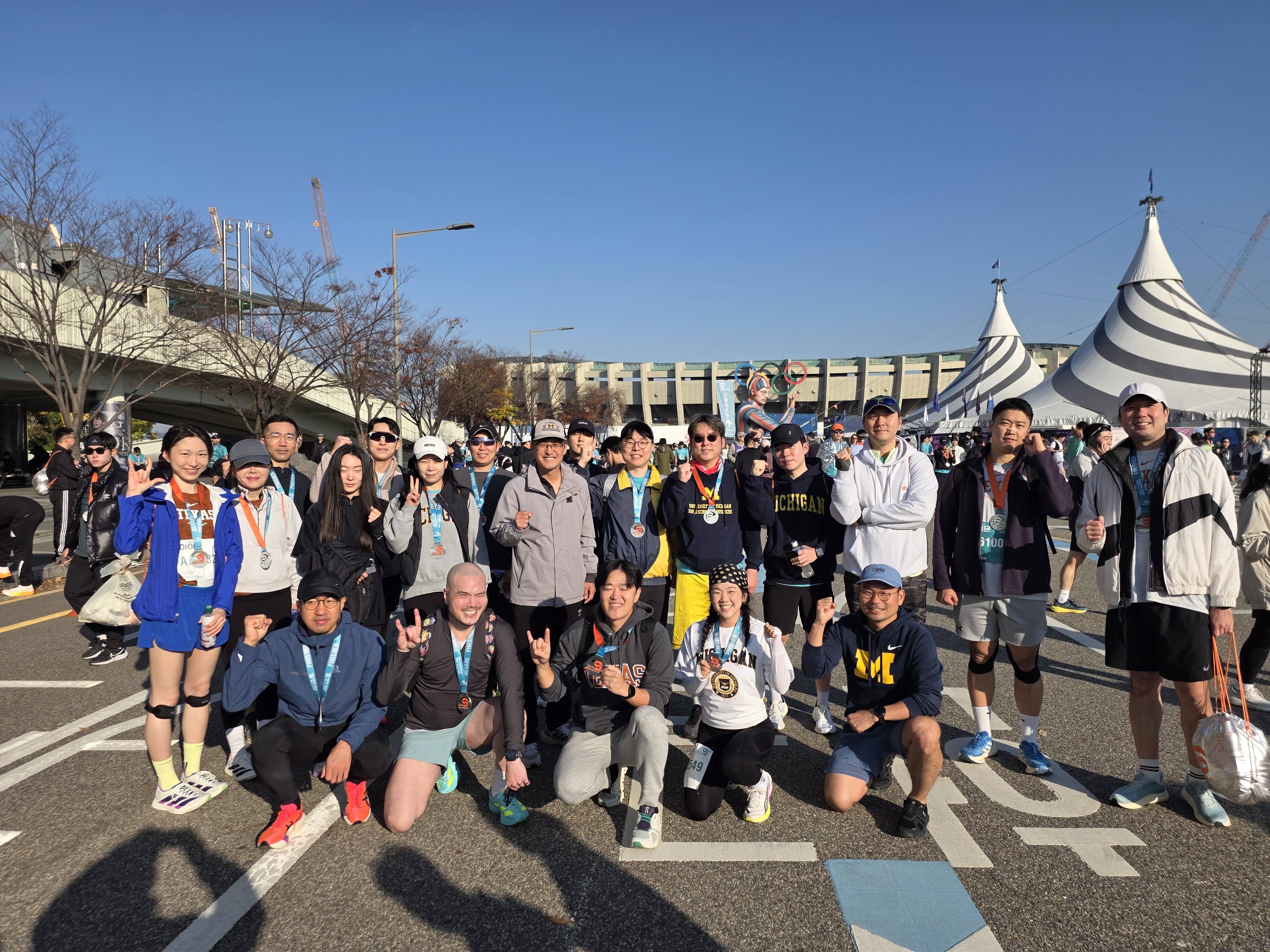 Alumni runners competing in the MBN Seoul 10K Marathon